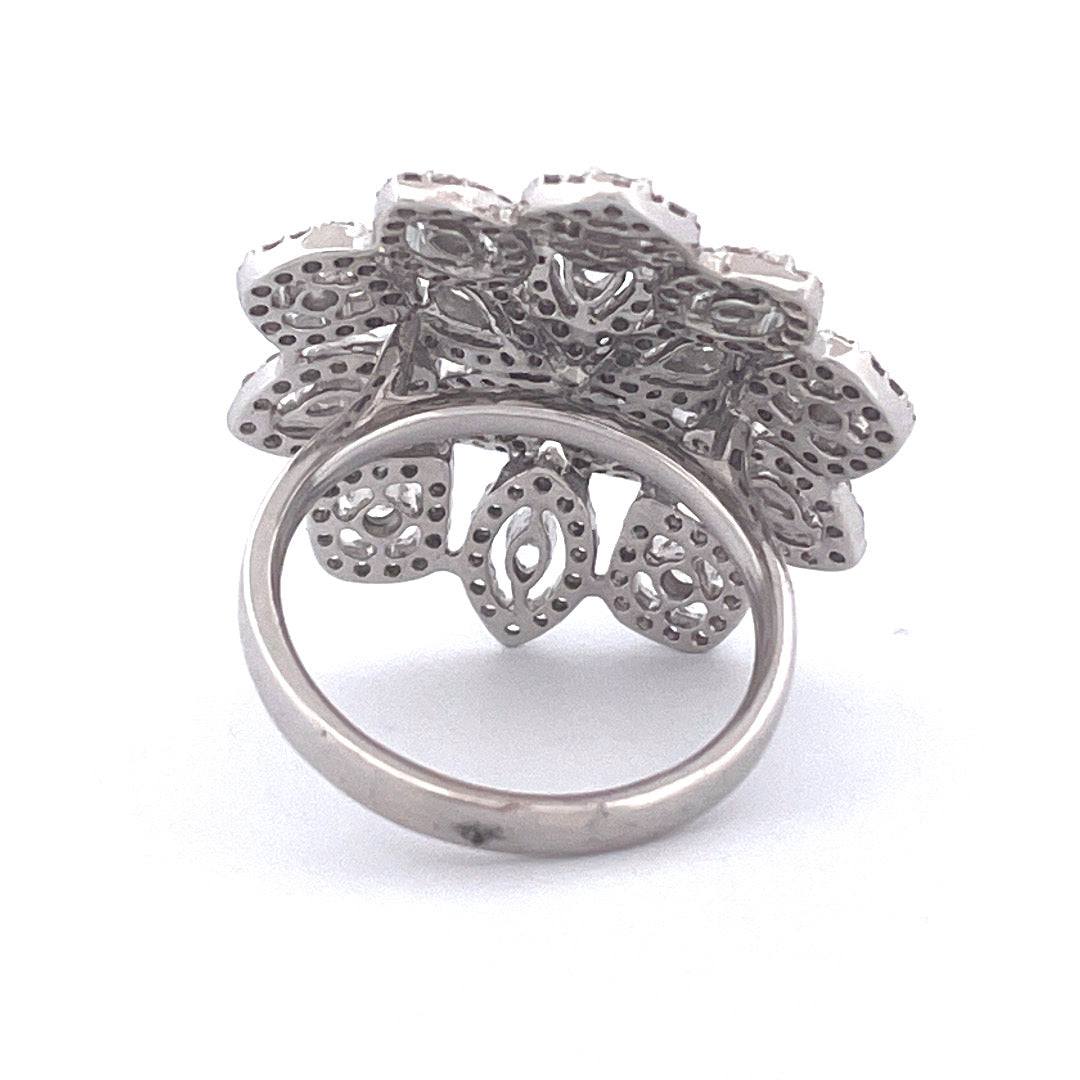 Exquisite 18k White Gold Diamond Flower-Shaped Leaf Cluster Ring